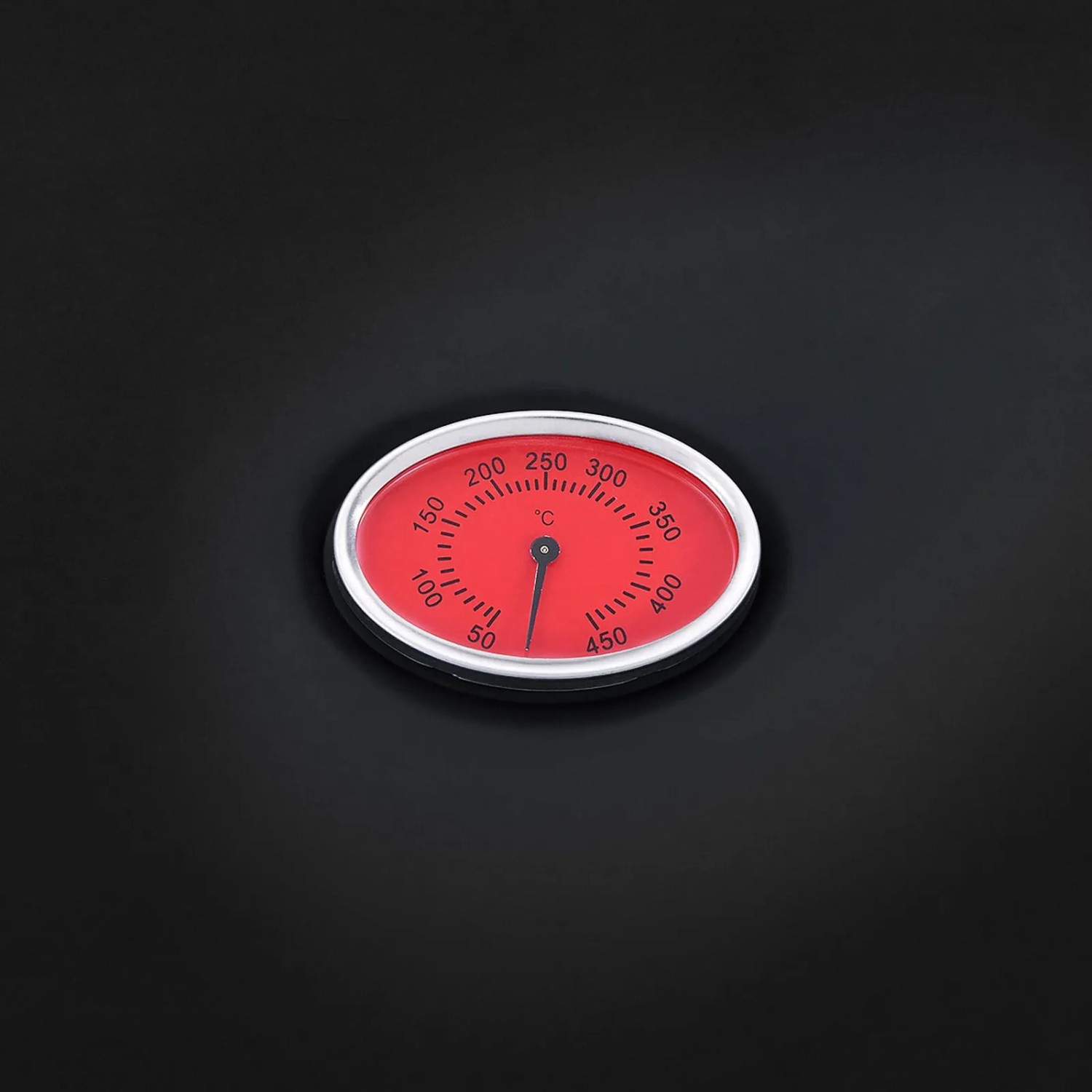 Detailaufnahme: Rotes Thermometer im Deckel des schwarzen Taino Red Gasgrills.