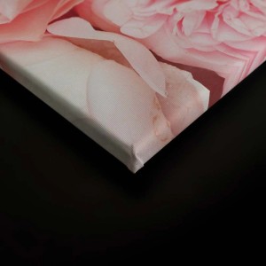 Detailaufnahme Leinwandbild mit rosa Pfingstrosen. Romantische Wanddeko für Wohn- und Schlafzimmer.