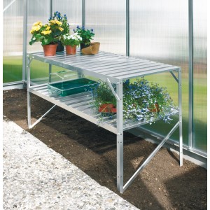 Alutisch mit 2 Ablagen (121x54cm) im Gewächshaus, bepflanzt mit Blumen.