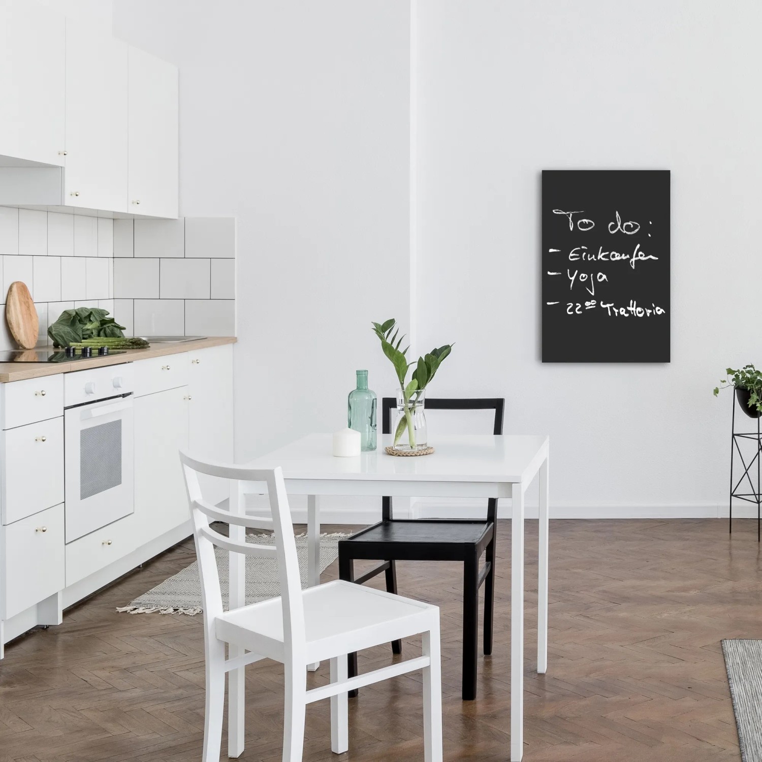 Vasner Infrarotheizung Citara T Tafelheizung 700W als beschreibbare Wandtafel im Esszimmer.