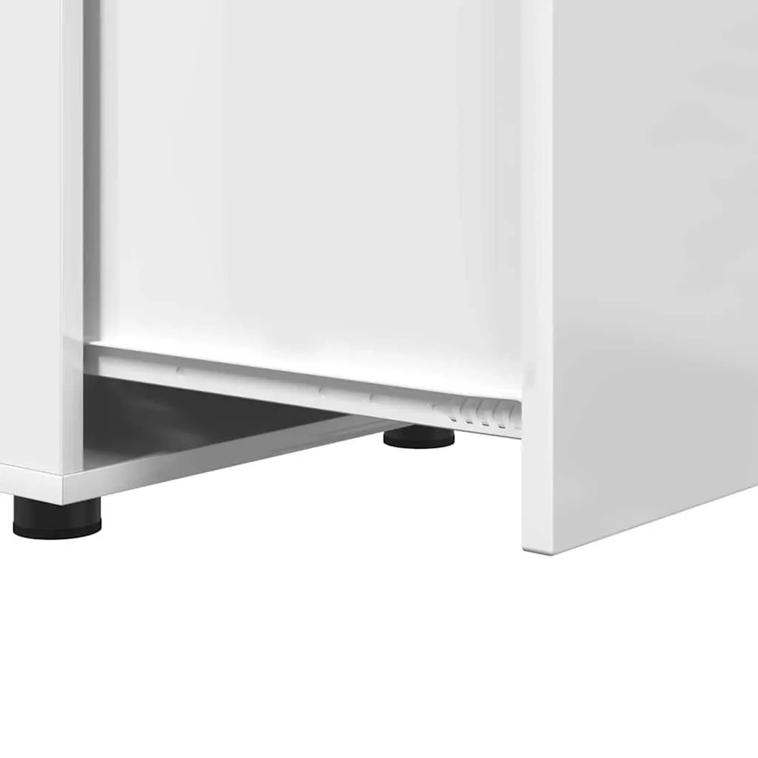 Detail des weißen Hochglanz Badezimmerschranks: schwarze Standfüße und unterer Schubladenauszug.