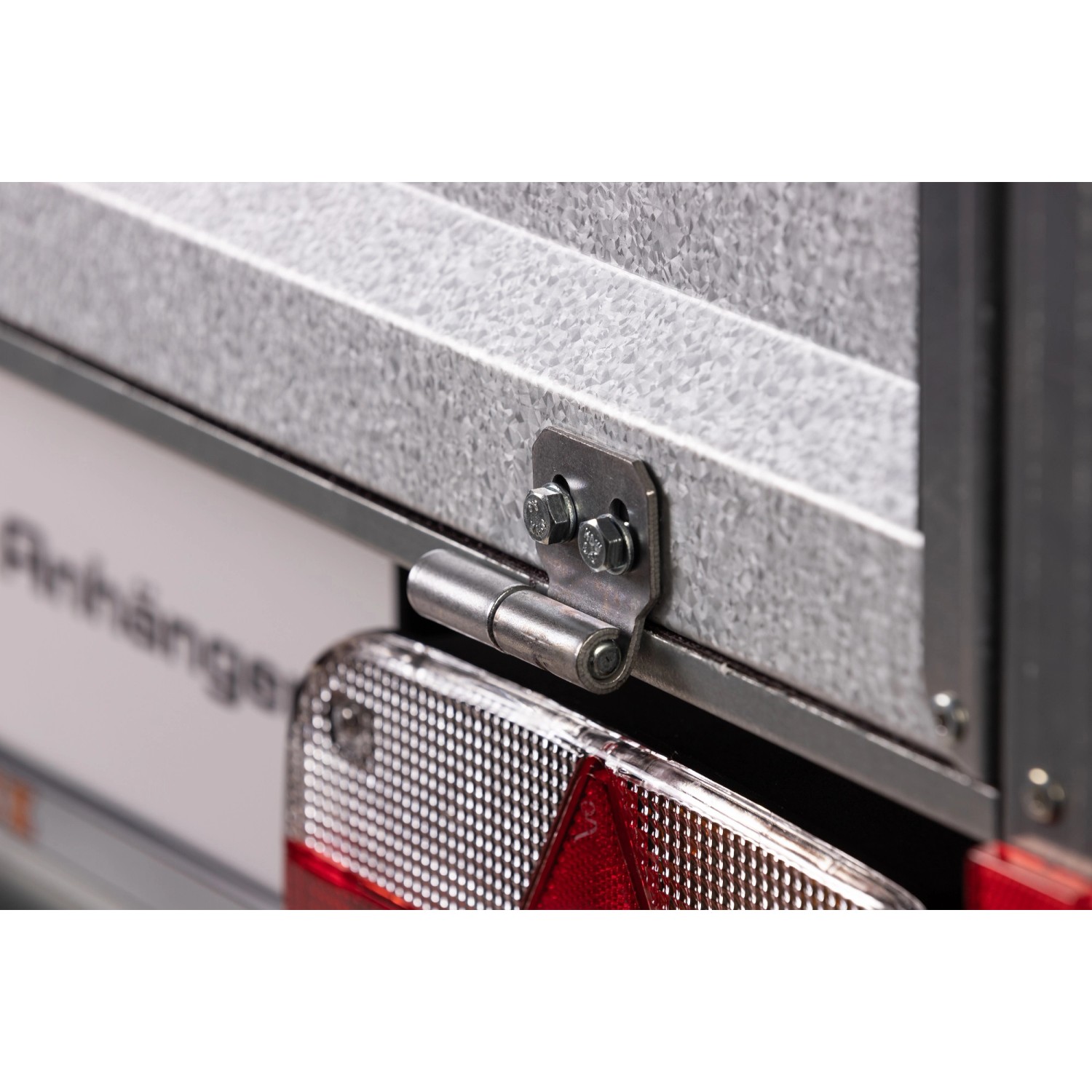 Detailansicht: Scharnier und Rückleuchte am Stema Anhänger Variolux 850.