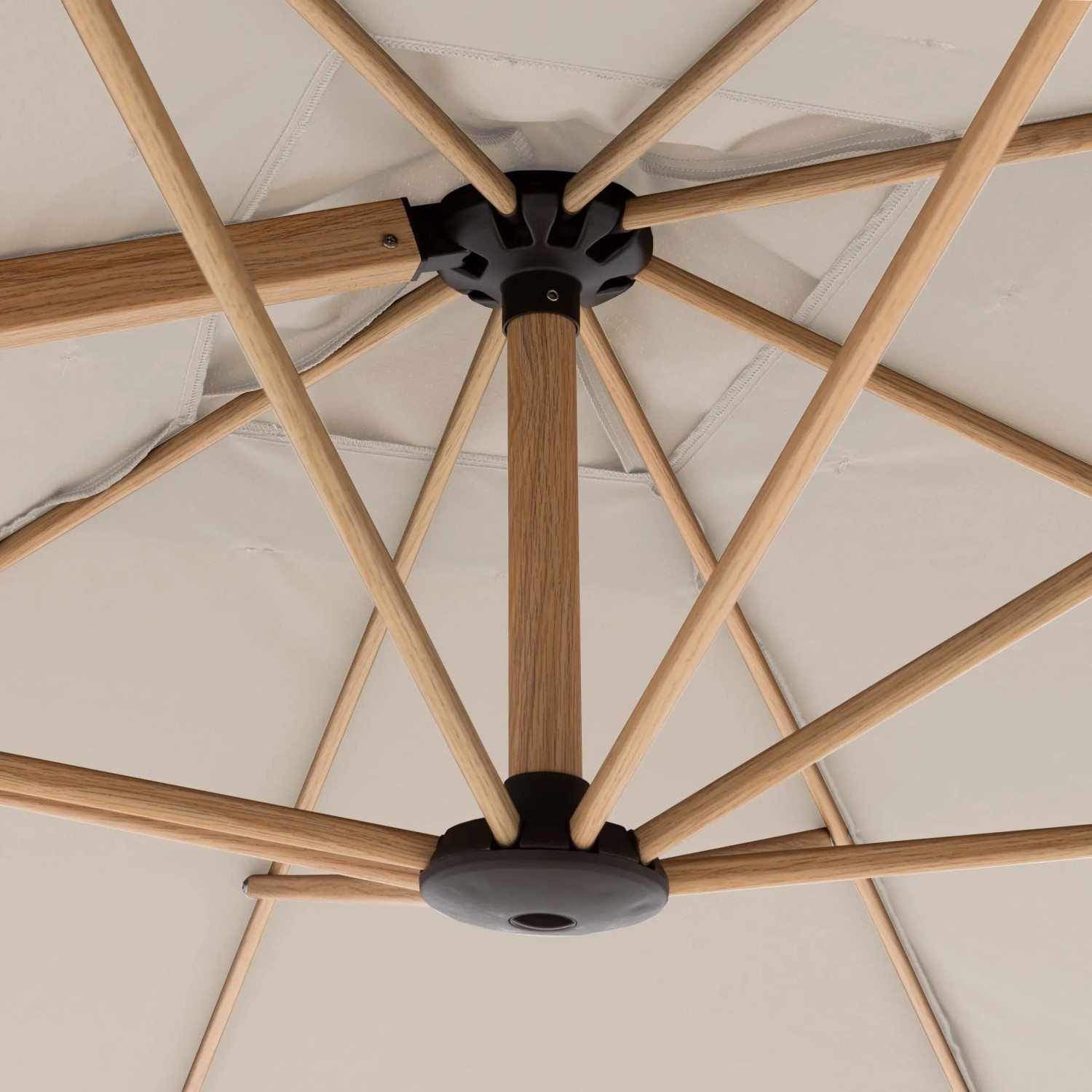 Detailaufnahme: Doppler Alu Wood Ampelschirm 300x220 cm, Natur, mit Holzoptik und Kurbel.