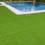 Grüner Karat Kunstrasen Riviera (14mm) am Pool. UV-beständig, ideal für Balkon und Terrasse.