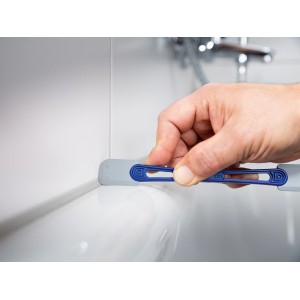 Anwendung des LUX Fugenglätter 5 in 1 zum Glätten einer Fliesenfuge im Badezimmer.