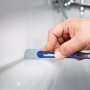 Anwendung des LUX Fugenglätter 5 in 1 zum Glätten einer Fliesenfuge im Badezimmer.