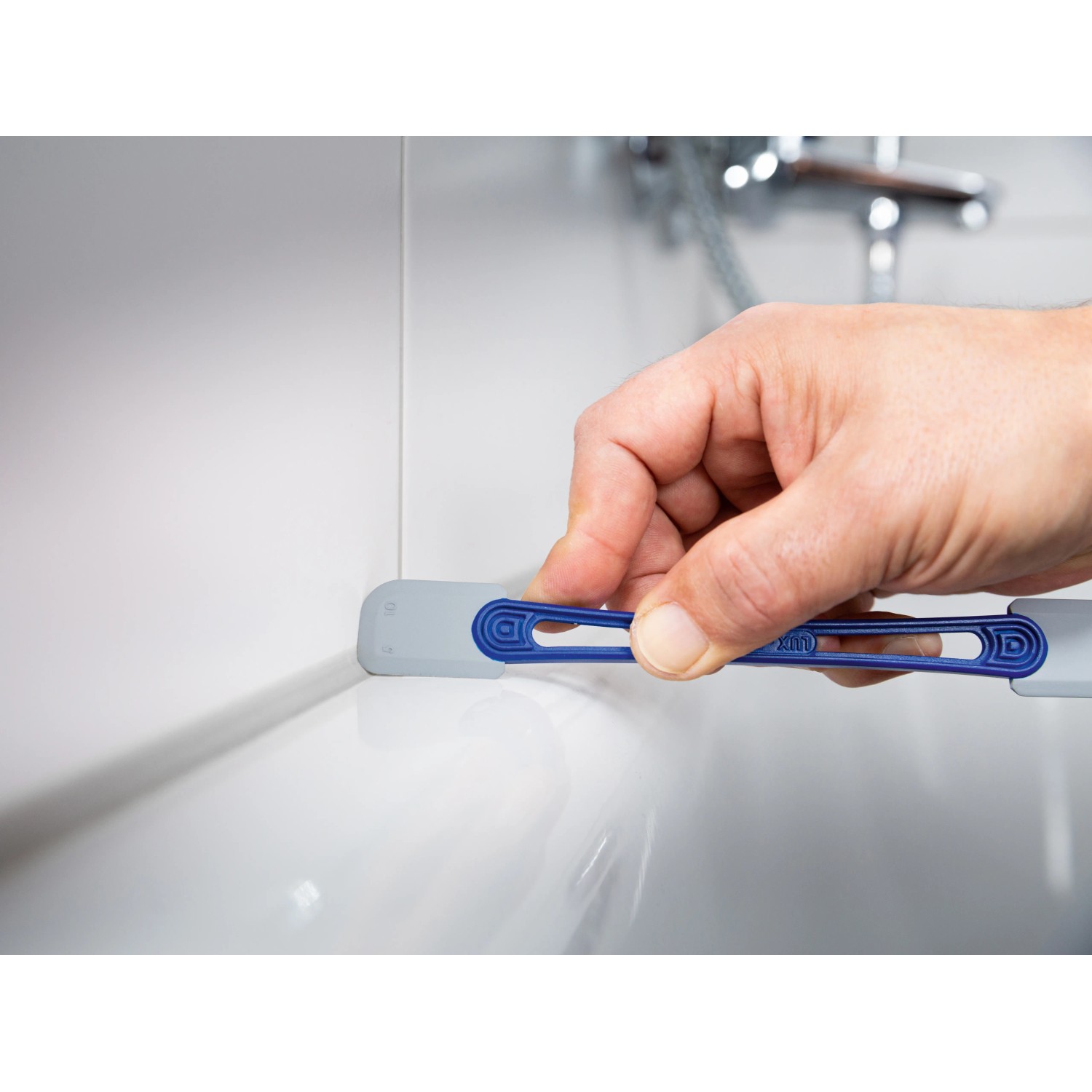 Anwendung des LUX Fugenglätter 5 in 1 zum Glätten einer Fliesenfuge im Badezimmer.