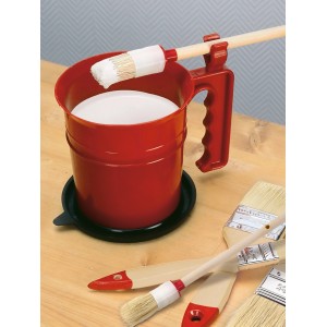 Roter Farbtopf mit Griff, Pinselhalterung und 5 Pinseln für Malerarbeiten.