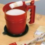 Roter Farbtopf mit Griff, Pinselhalterung und 5 Pinseln für Malerarbeiten.