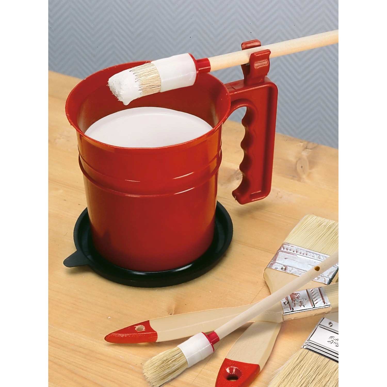 Roter Farbtopf mit Griff, Pinselhalterung und 5 Pinseln für Malerarbeiten.