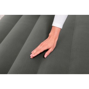 Bestway TriTech Luftbett, Einzelbett, graue Oberfläche mit Hand zur Demonstration der Textur.