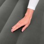 Bestway TriTech Luftbett, Einzelbett, graue Oberfläche mit Hand zur Demonstration der Textur.