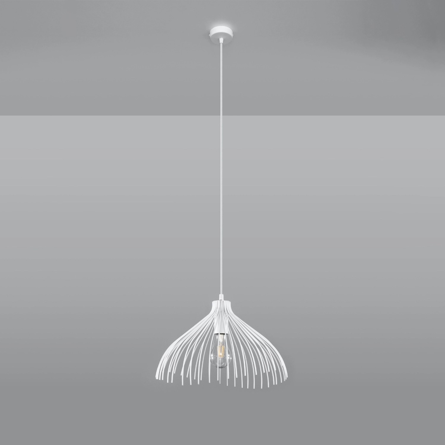 Weiße Sollux Lighting Hängeleuchte UMB aus Stahl, ideal für Wohnzimmer und Loft-Design.