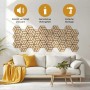 Hexagonale Akustikpaneele in Eichenoptik mit 3D-Muster an weißer Wand über Sofa. Schallschutz & Design.