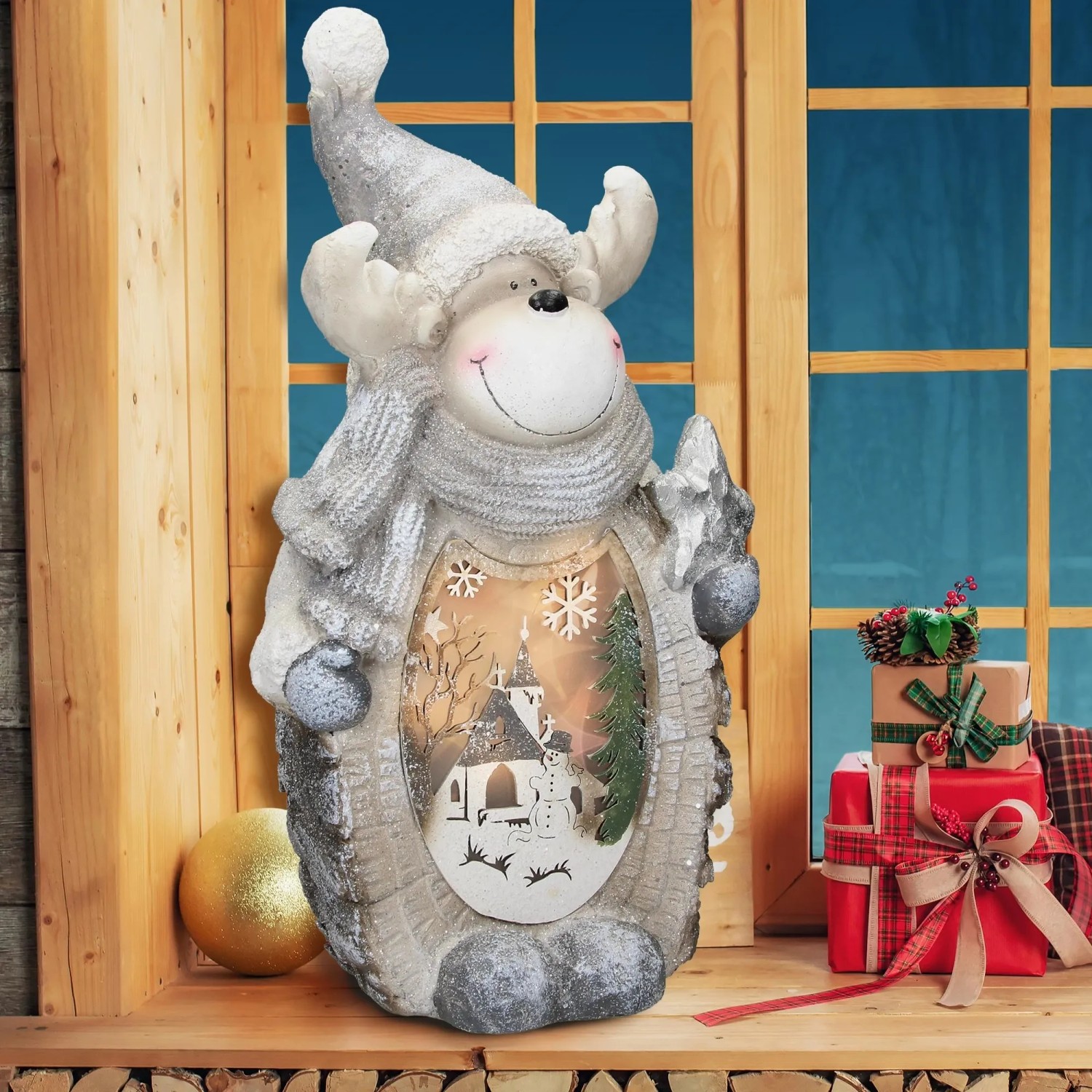 LED Rentier Figur, 51cm, warmweiß, mit grauem Hut. Weihnachtsdekoration für Innen, batteriebetrieben.