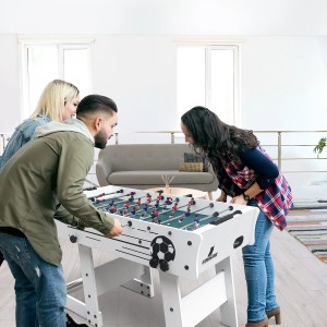 Weißer Cougar Tischkicker Scorpion Kick TS (faltbar) mit spielenden Personen im Wohnraum.