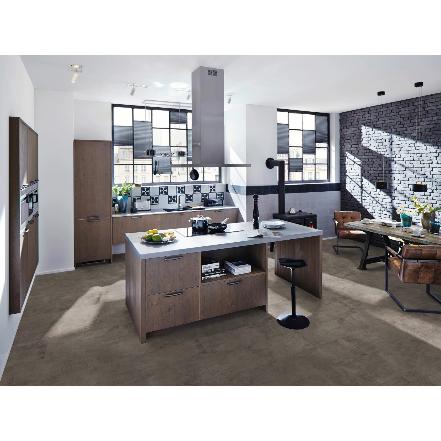 Moderne Küche mit Classen Ceramin Fliese Neo Vario Prima in Steinoptik als Bodenbelag.