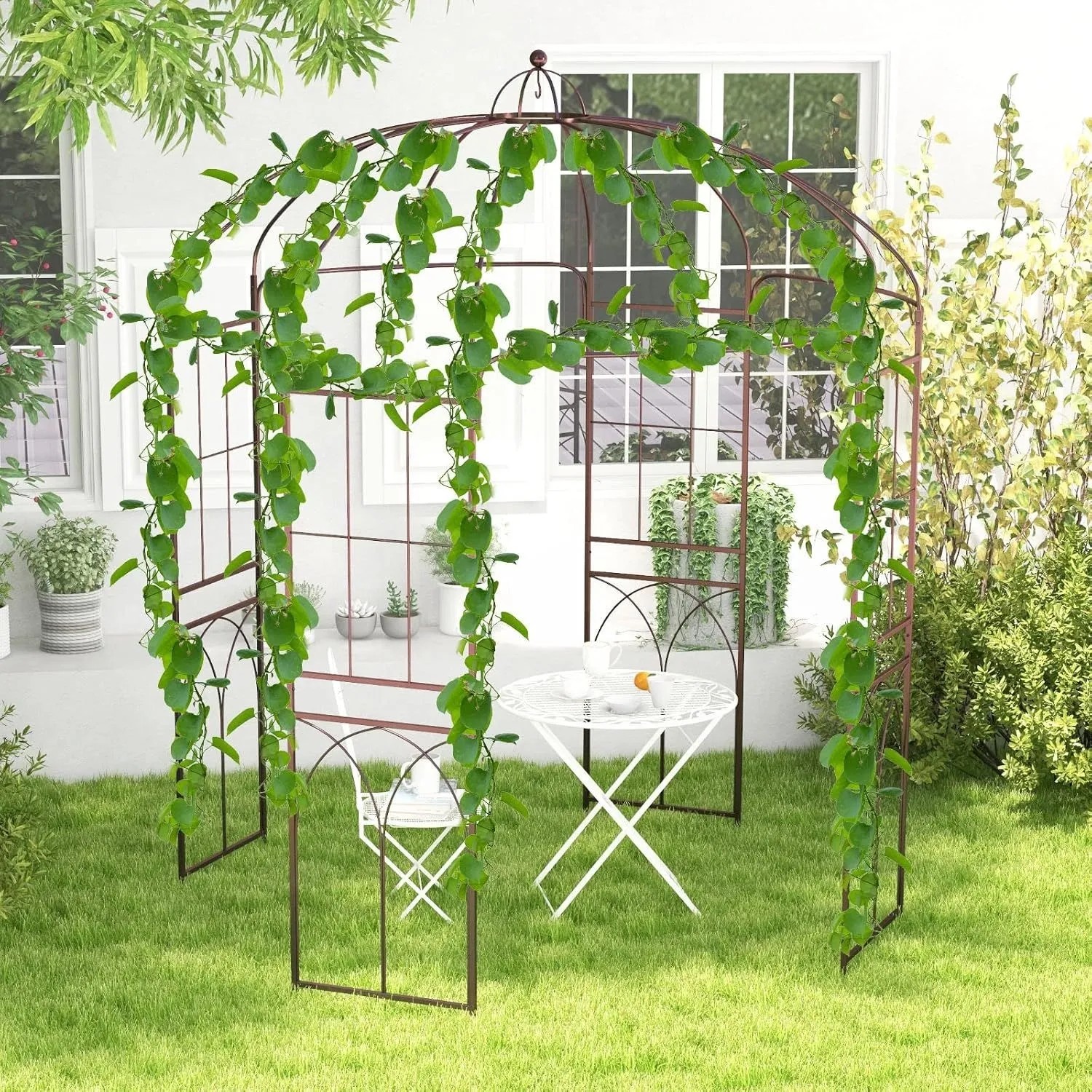 Costway Rosenbogen aus Metall mit Rankgitter, umrankt mit Pflanzen, im Garten.