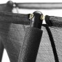 Detailaufnahme Sicherheitsnetz und Stange des Salta Comfort Edition Trampolins.