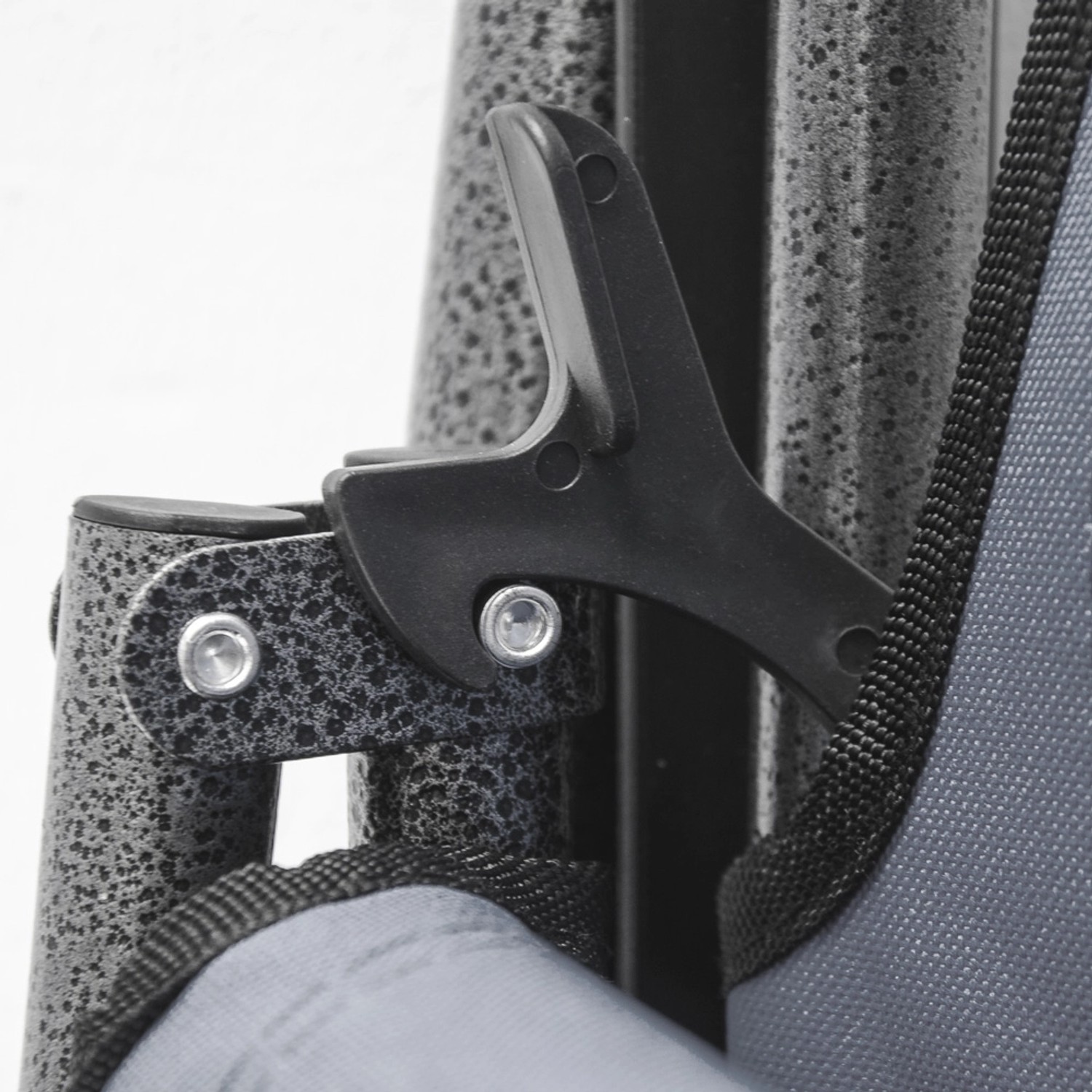 Detailaufnahme: Verstellmechanismus der AMANKA Campingliege, grau, für Sitz- und Liegeposition.