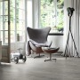 Verlegtes Egger NatureSense Aqua Laminat in Grau, wasserfest und passend zum modernen Wohnstil.