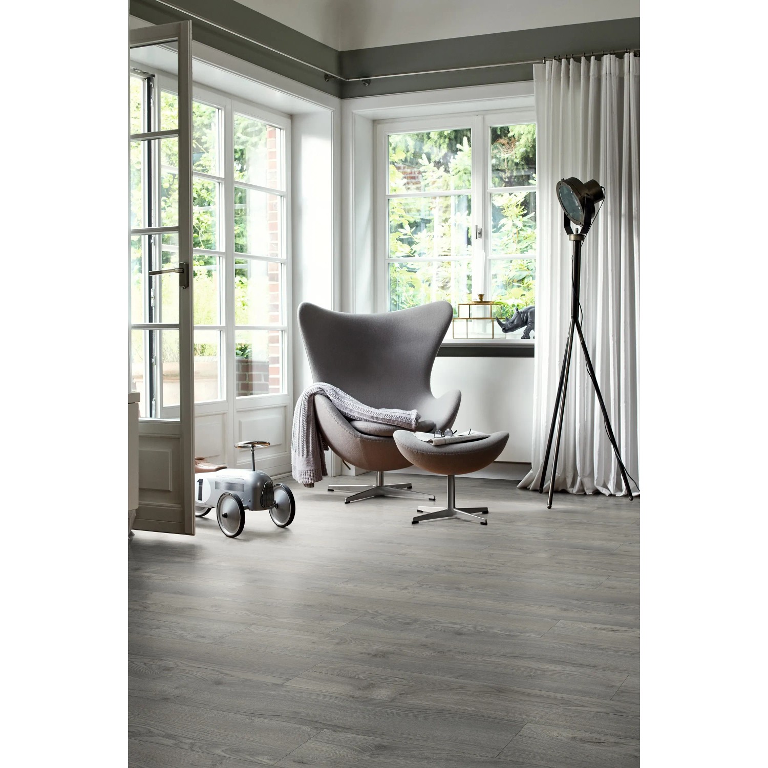 Verlegtes Egger NatureSense Aqua Laminat in Grau, wasserfest und passend zum modernen Wohnstil.