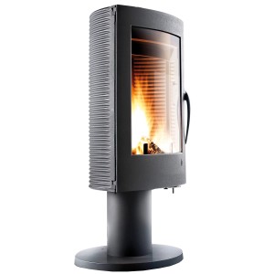 Schwarzer Wamsler Nizza Kaminofen aus Gusseisen mit Feuer im Brennraum.