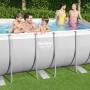 Bestway Frame Pool-Set Power Steel, 412x201x122 cm, lichtgrau, mit Familie im Garten.
