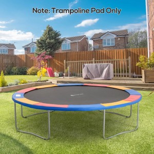 Bunte HOMCOM Trampolin Randabdeckung für Trampoline mit Ø366 cm im Garten.