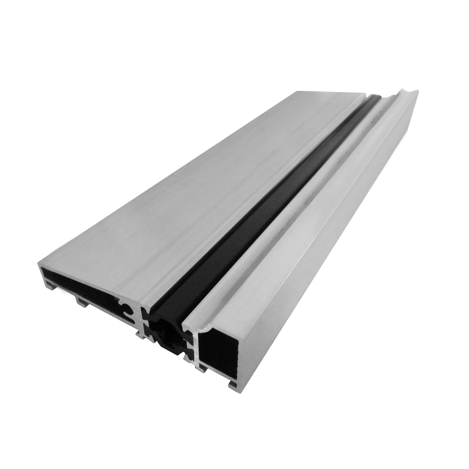 Detailaufnahme einer Aluminium-Bodenschwelle für Kunststoff-Haustüren, silberfarben.