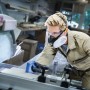 Handwerker mit Dräger Partikelfilter P3 R und Schutzbrille beim Holzzuschnitt.