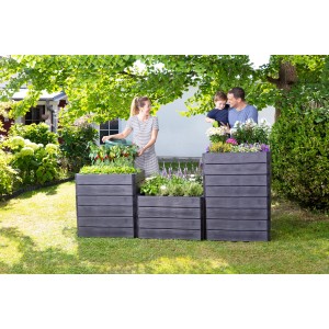 Garantia Ergo Quadro Hochbeet-System L (80x80cm) im Garten mit Familie. Kunststoff-Hochbeet in Holzoptik.