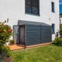 Spacemaker Metall-Gerätehaus 4x10 in Grau mit geöffneter Tür und Fahrrad im Inneren.