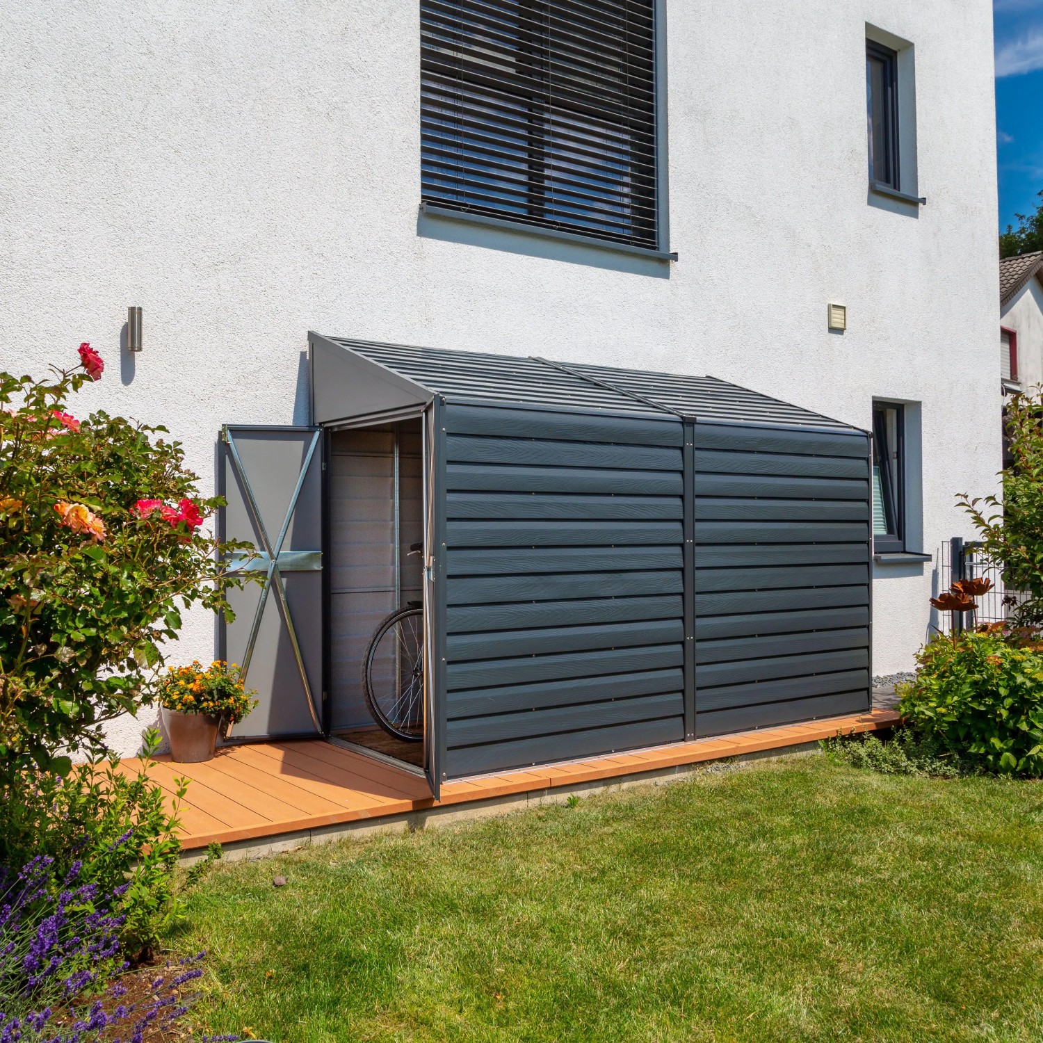 Spacemaker Metall-Gerätehaus 4x10 in Grau mit geöffneter Tür und Fahrrad im Inneren.