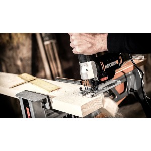 Worx Stichsäge WX478.1 in Aktion beim Sägen von Holz. Kompakte Bauweise, werkzeugloser Sägeblattwechsel.