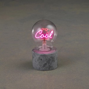 LED Tischlampe Cool von Mica Decorations, 15 cm hoch, mit leuchtendem Schriftzug für Innen & Außen.
