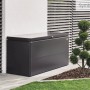 Dunkelgraue Biohort LoungeBox 200 auf Terrasse. Regenwasserdichte Universalbox aus Aluminium für Sitzkissen, Gartenzubehör.