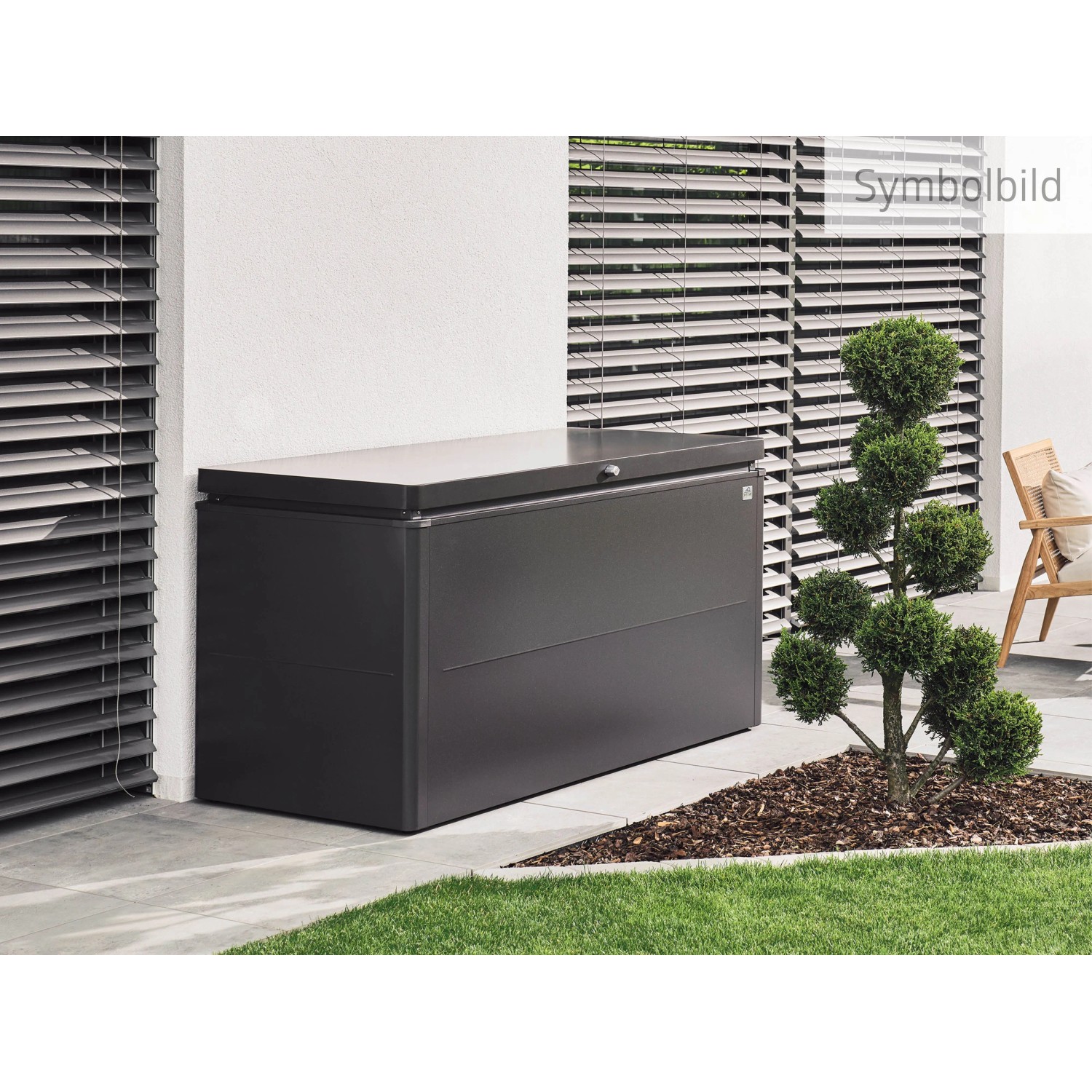 Dunkelgraue Biohort LoungeBox 200 auf Terrasse. Regenwasserdichte Universalbox aus Aluminium für Sitzkissen, Gartenzubehör.