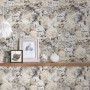 Vliestapete Trendwall 2 mit Blumenmuster in Grau, Beige und Creme.