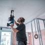 Mann bohrt mit dem Bosch Professional Akku Bohrhammer GBH 18V-28 DC in eine Decke.