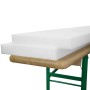 Zwei weiße Beautissu Schaumstoffrohlinge auf einer Holz-Bierbank mit grünen Beinen. Ideal als Sitzkissen-Auflage.