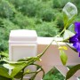 Weißes KHW Spalier 2er-Set mit lila blühender Pflanze, Rankhilfe für Garten und Terrasse.