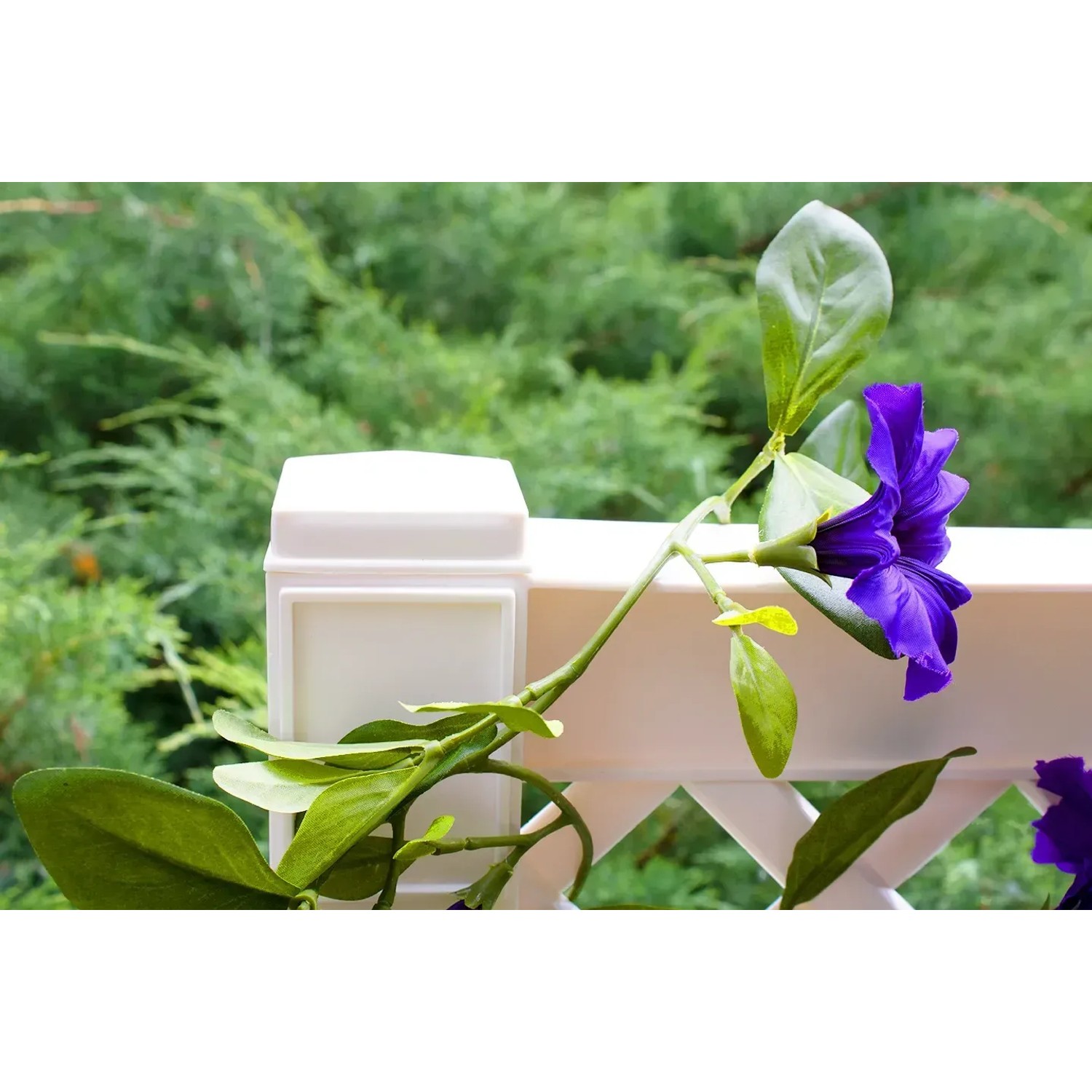 Weißes KHW Spalier 2er-Set mit lila blühender Pflanze, Rankhilfe für Garten und Terrasse.