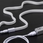 Paulmann Neon Colorflex USB LED-Streifen, weiß leuchtend, mit Powerbank verbunden.