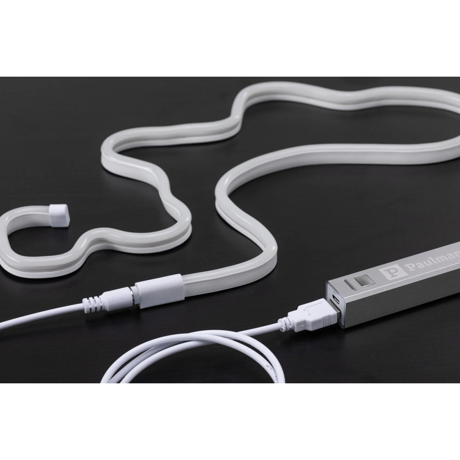 Paulmann Neon Colorflex USB LED-Streifen, weiß leuchtend, mit Powerbank verbunden.