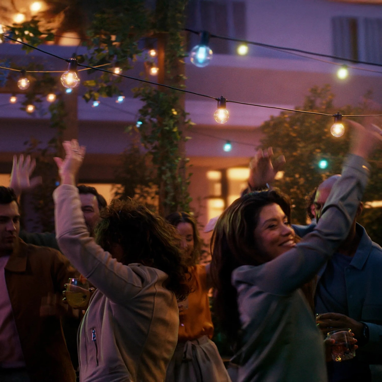 Party mit Philips Hue Festavia Lichterkette: Kugelförmige, smarte LED-Beleuchtung im Garten.