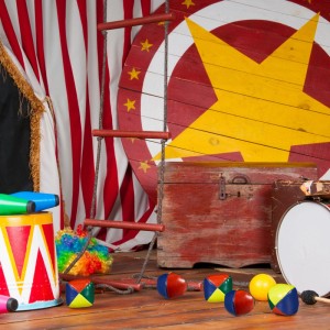 Relaxdays Jonglierbälle 5er Set, bunt, sandgefüllt, in Zirkus-Kulisse mit Leiter und Trommel.