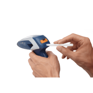 Steinel Akku-Heißklebepistole Neo 2 beim Einführen eines Klebestifts.
