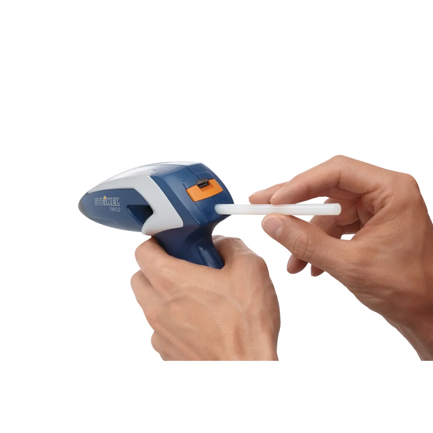 Steinel Akku-Heißklebepistole Neo 2 beim Einführen eines Klebestifts.
