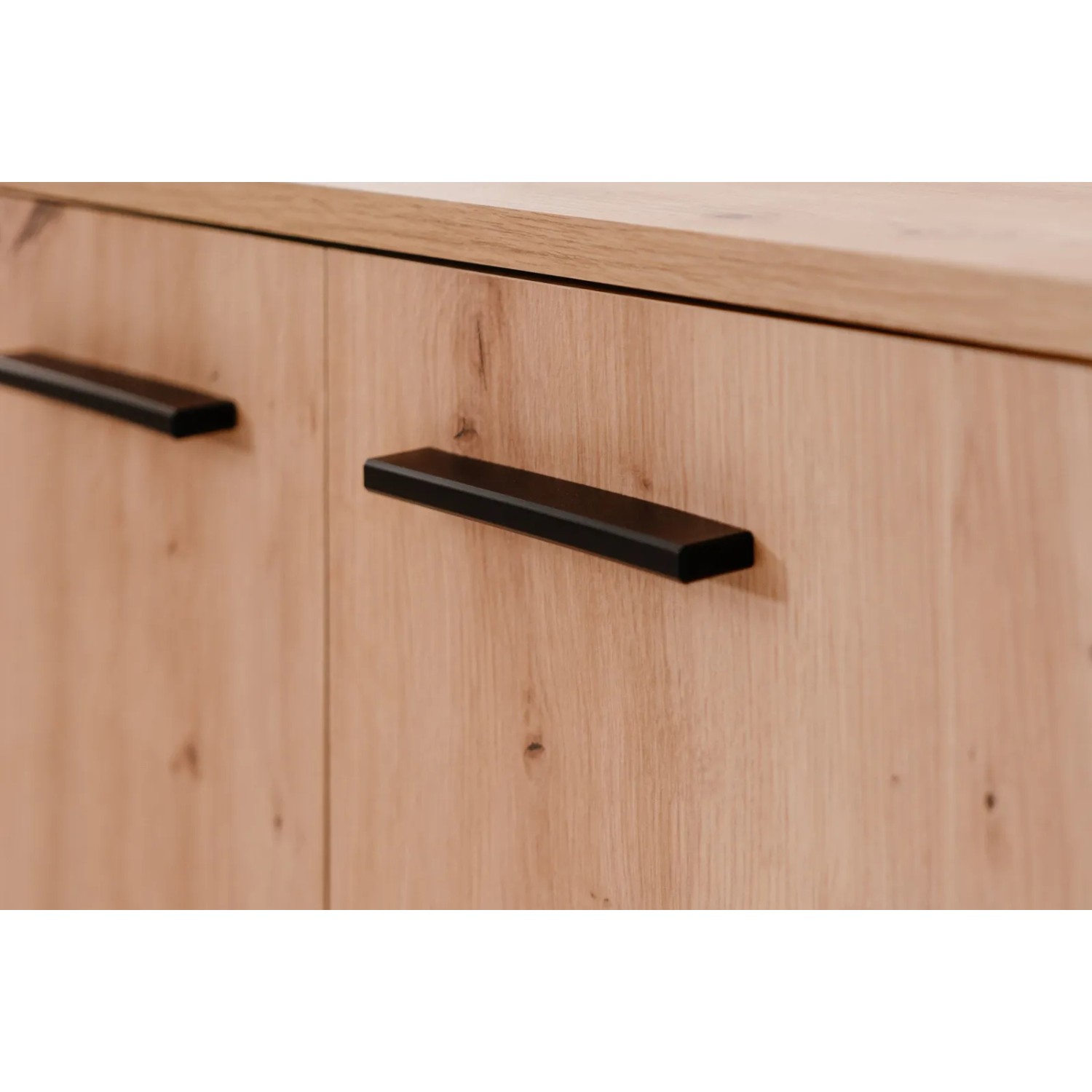 Detailansicht: Schuhschrank Logu in Eiche Artisan mit schwarzen Griffen. Moderner Schuhkipper für bis zu 24 Paar Schuhe.
